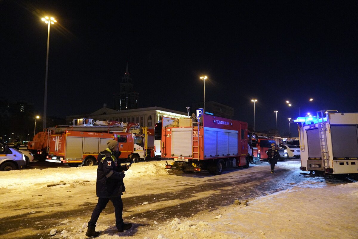 Движение транспорта по улице Черняховского на севере Москвы перекрыто из-за  пожара – Москва 24, 09.02.2024