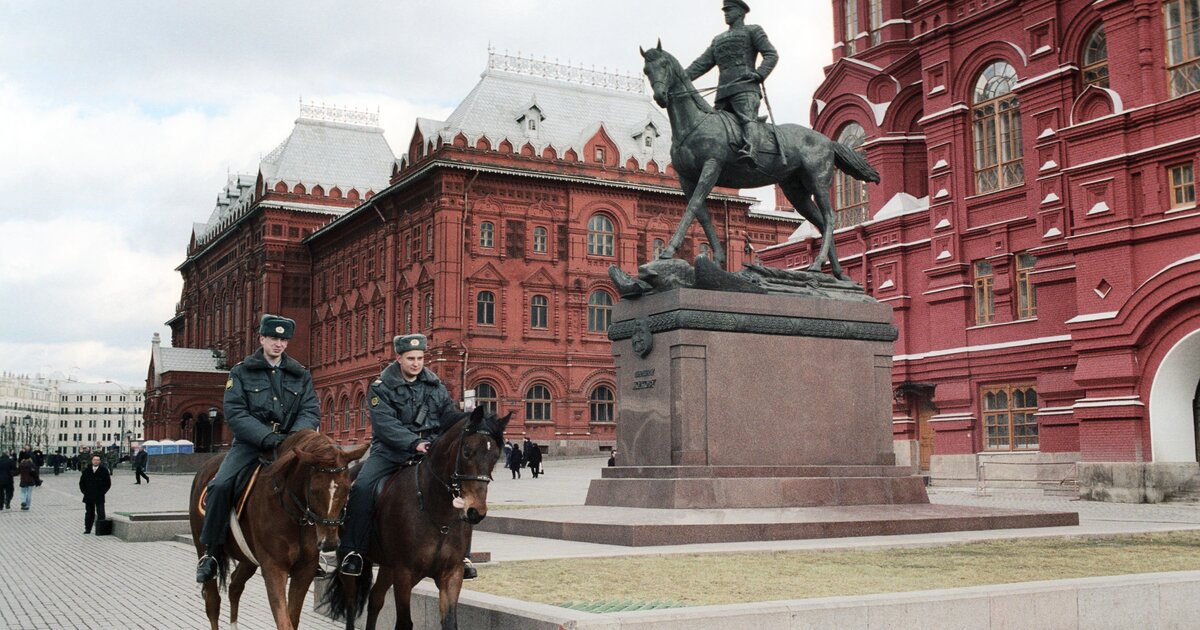 Памятник жукову в москве на манежной площади. Памятник Георгию Жукову. Памятник Жукову на Манежной. Памятник Жукову в Москве на красной площади. Площадь революции памятник Жукову.