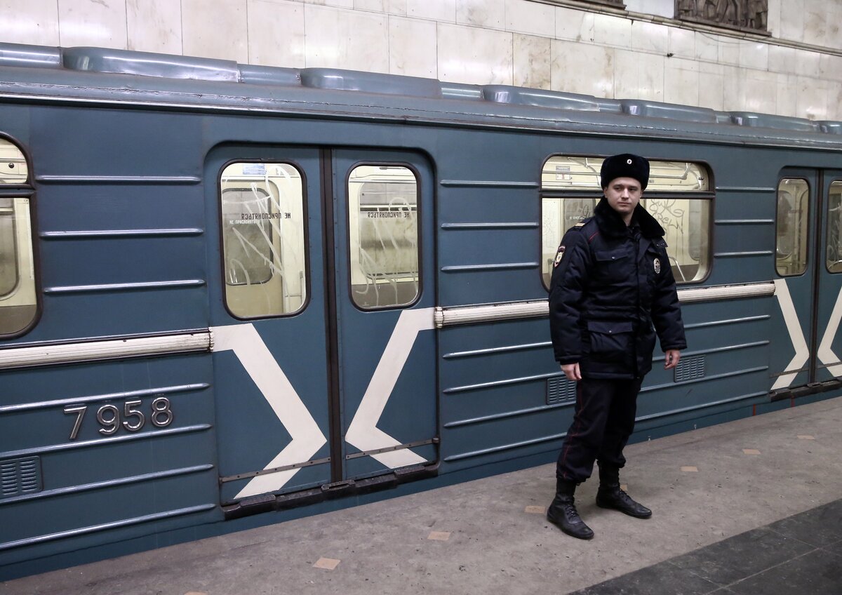 Женщина упала под поезд на станции метро 