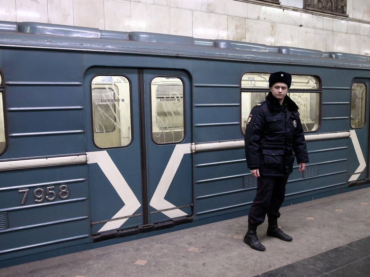 Женщина упала под поезд на станции метро 