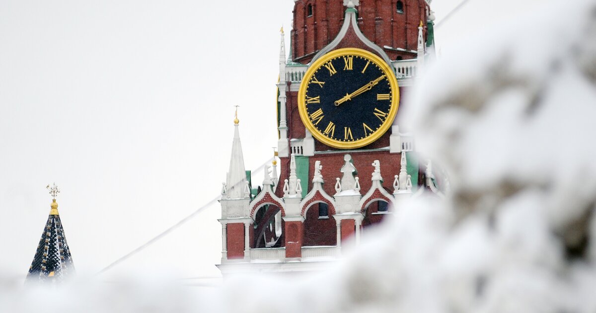 Кремль декабрь 2023. Куранты на Спасской башне Московского Кремля 12 часов. Новогодние куранты на Спасской башне Московского Кремля. Спасская башня Кремля зимой. Куранты на Спасской башне Московского Кремля ночью.