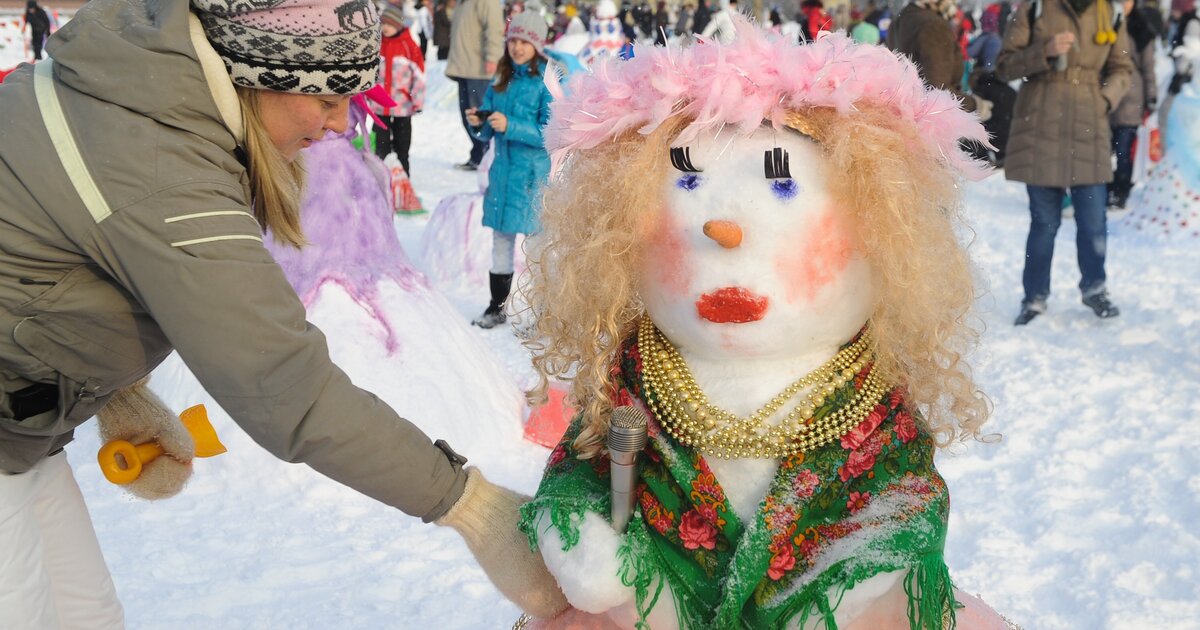 Фестиваль снеговиков. Фестиваль снеговиков в Москве. Парад битва снеговиков. Парад снеговиков на Воробьевых горах. Конкурс снеговиков Москве Воробьевы горы.