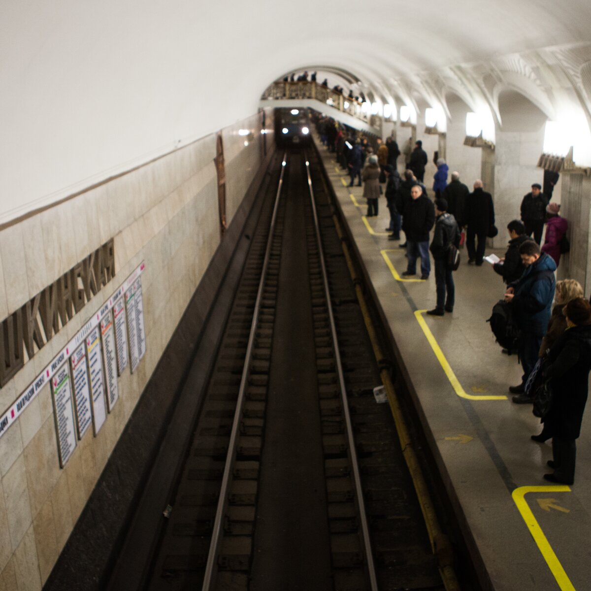 Таблички с новым временем работы появились на 14 станциях метро – Москва  24, 20.01.2015