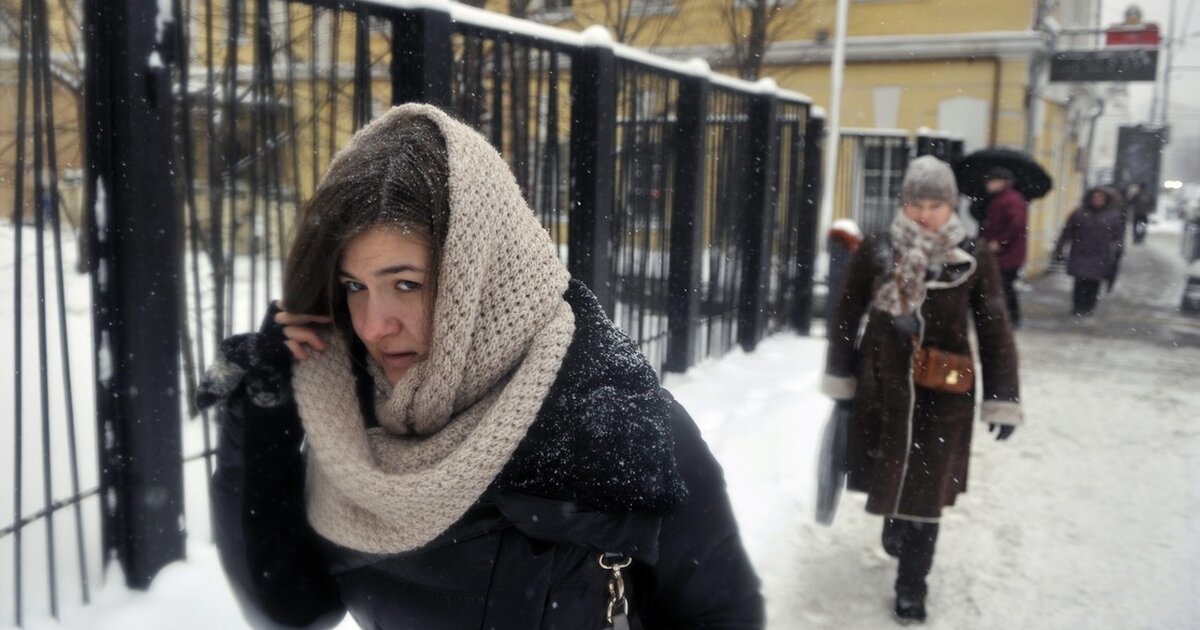 Люди в декабре. Москвичи в зимнем образе. В чем ходят в Питере зимой. Как в Питере одеваются люди зимой. Зимний Питер в что одеваться.