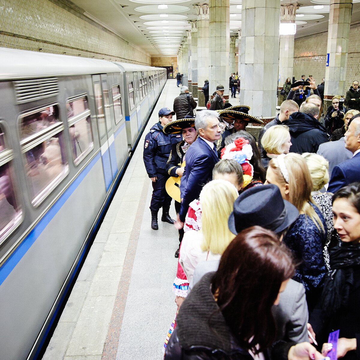 Человек упал на рельсы на станции метро 