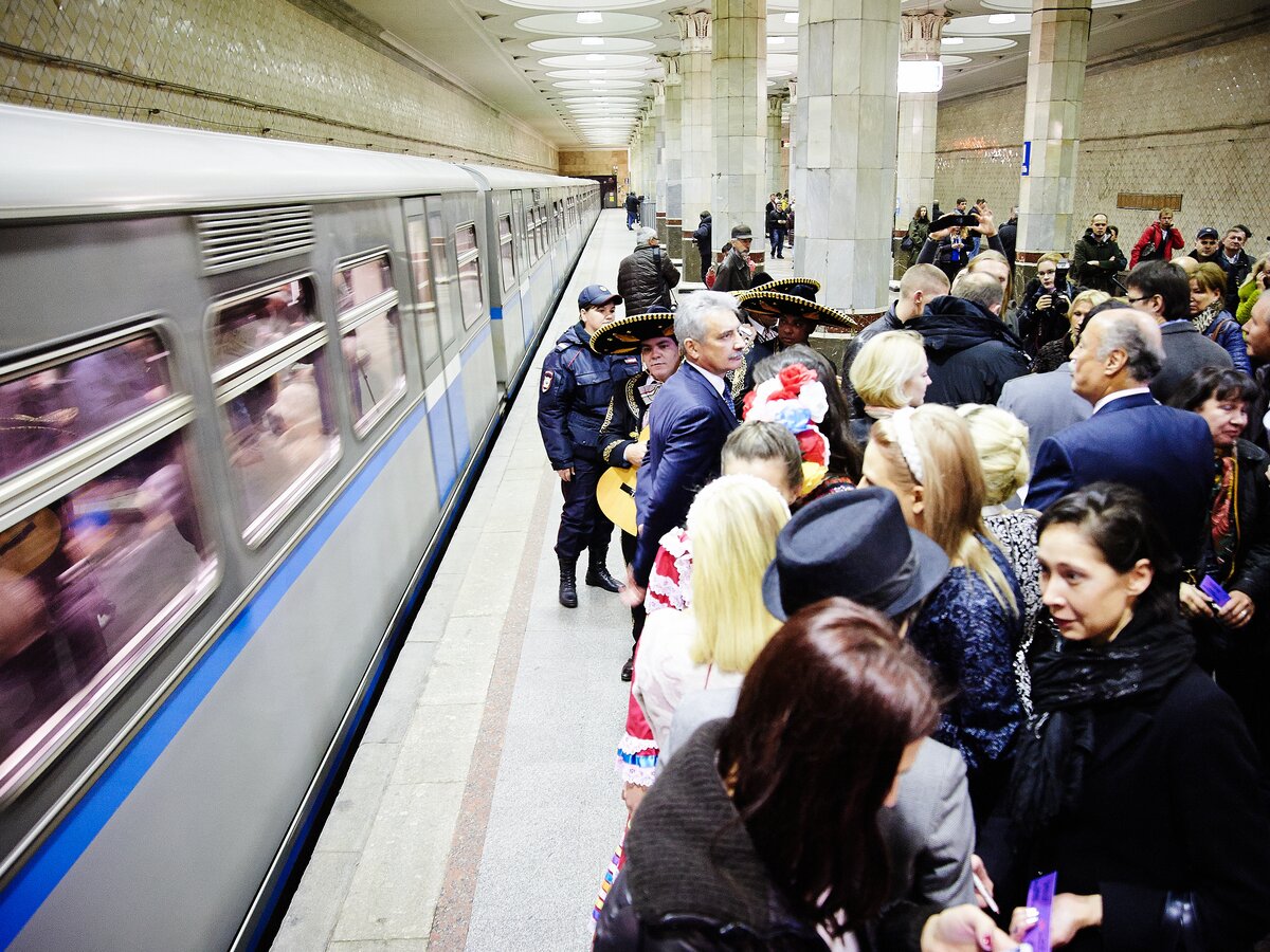 Человек упал на рельсы на станции метро 