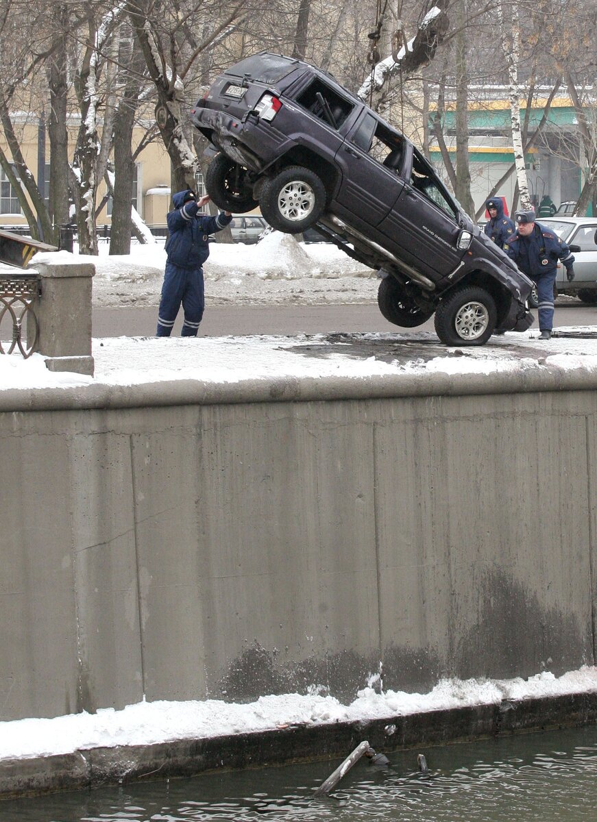 Автомобиль упал в реку Сетунь на западе столицы – Москва 24, 07.03.2015