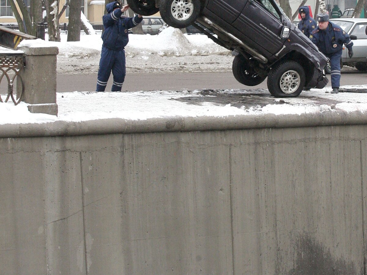 Автомобиль упал в реку Сетунь на западе столицы – Москва 24, 07.03.2015