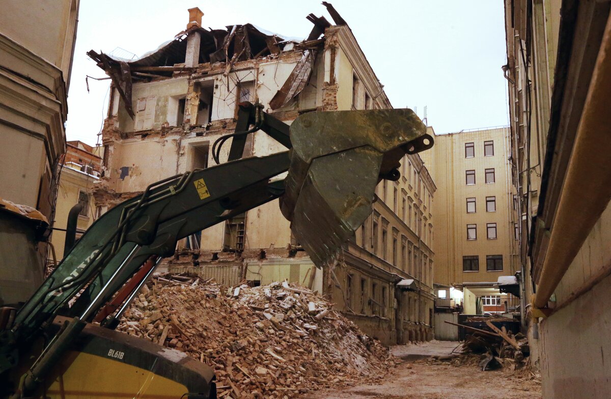 Что делать после сноса. Снесенные здания Москвы. Серп и молот здание обрушилось. Обрушение здания молотом. Снос дома.