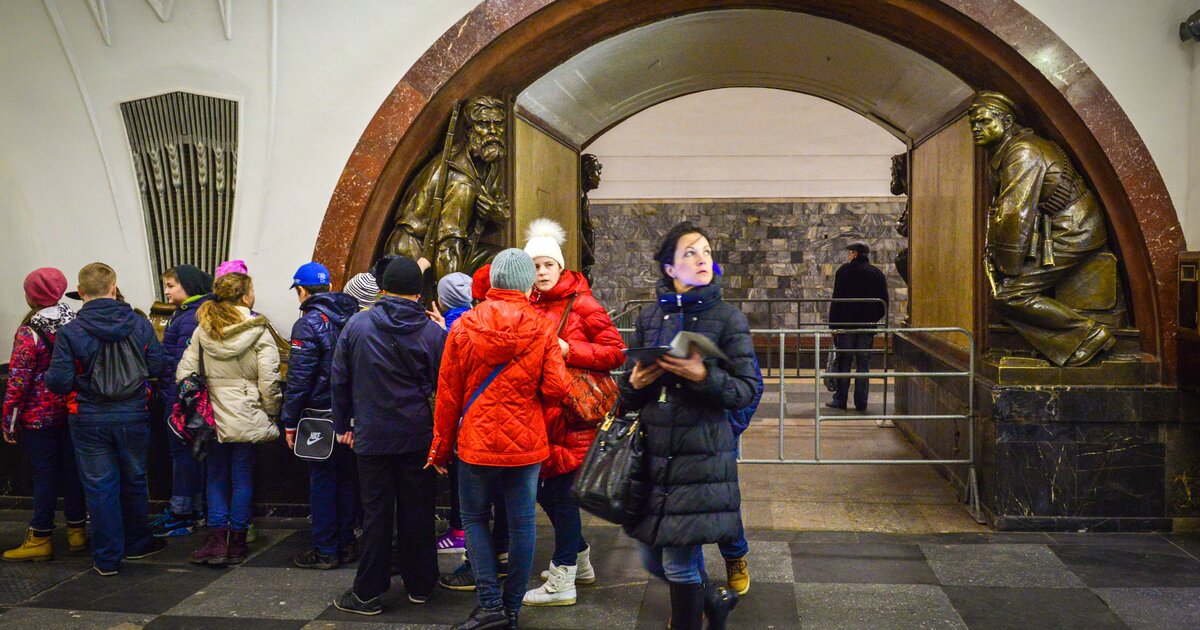 Детское метро. Экскурсия метро для детей. Поездка в метро. Экскурсия по метро в Москве. Туристы в метро.