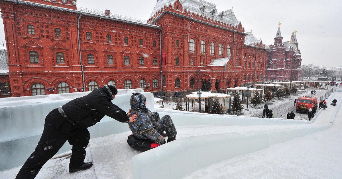 Горка на площади революции в Москве