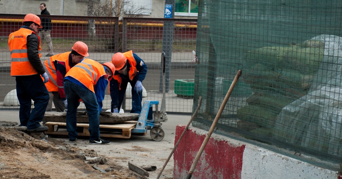 Рабочий получил. Дорожный рабочий Гольяново. МОЭК Восток Москва. 3 Рабочих. Ютуб МОЭК на месте прорыва у ТЦ Москва.