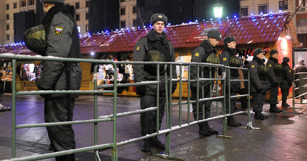 Усиление мер безопасности в москве. ОДОН на митинге. ОДОН на митинге в Москве. Беспорядки на Манежной площади. Красная площадь вечером охраняет полиция.