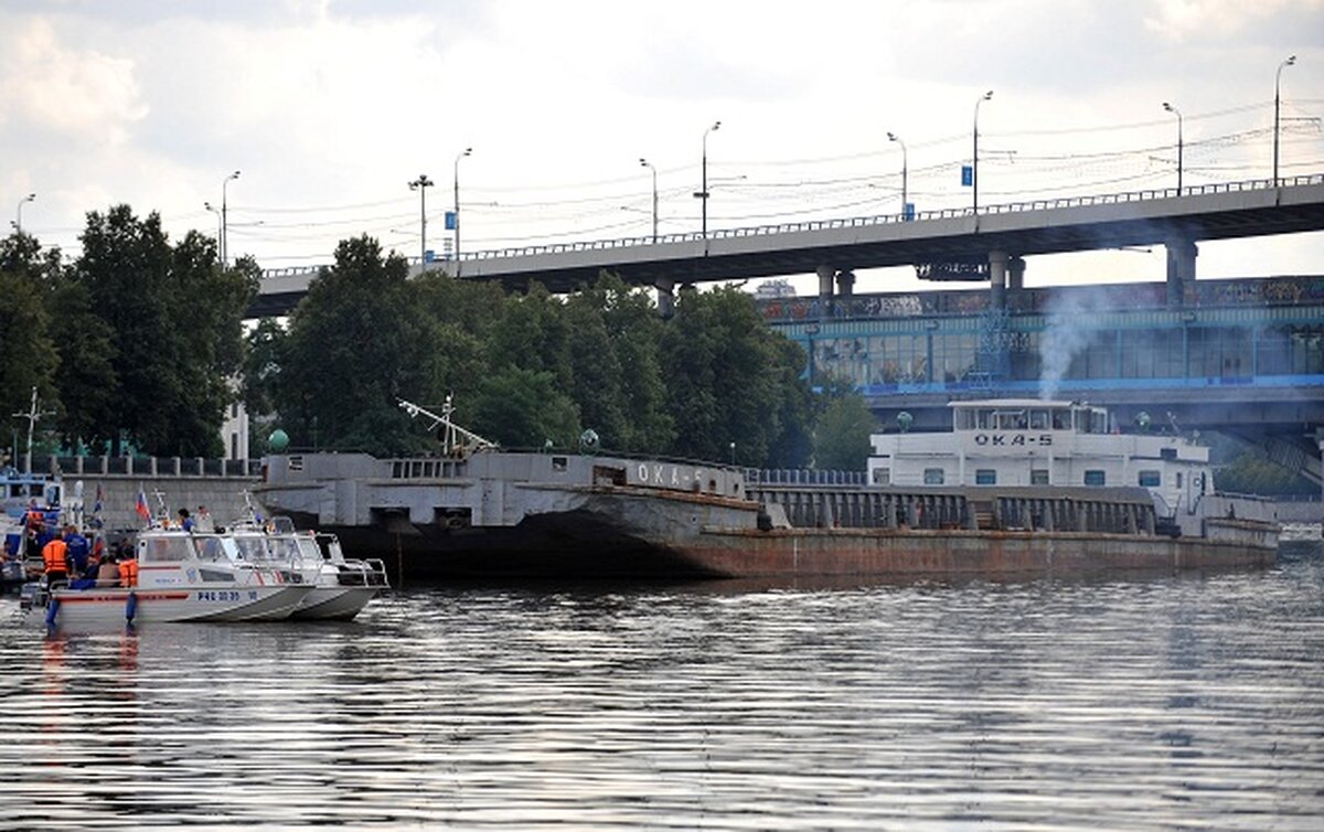 Грузовая баржа села на мель в районе Строгинского моста на Москве-реке –  Москва 24, 25.05.2013