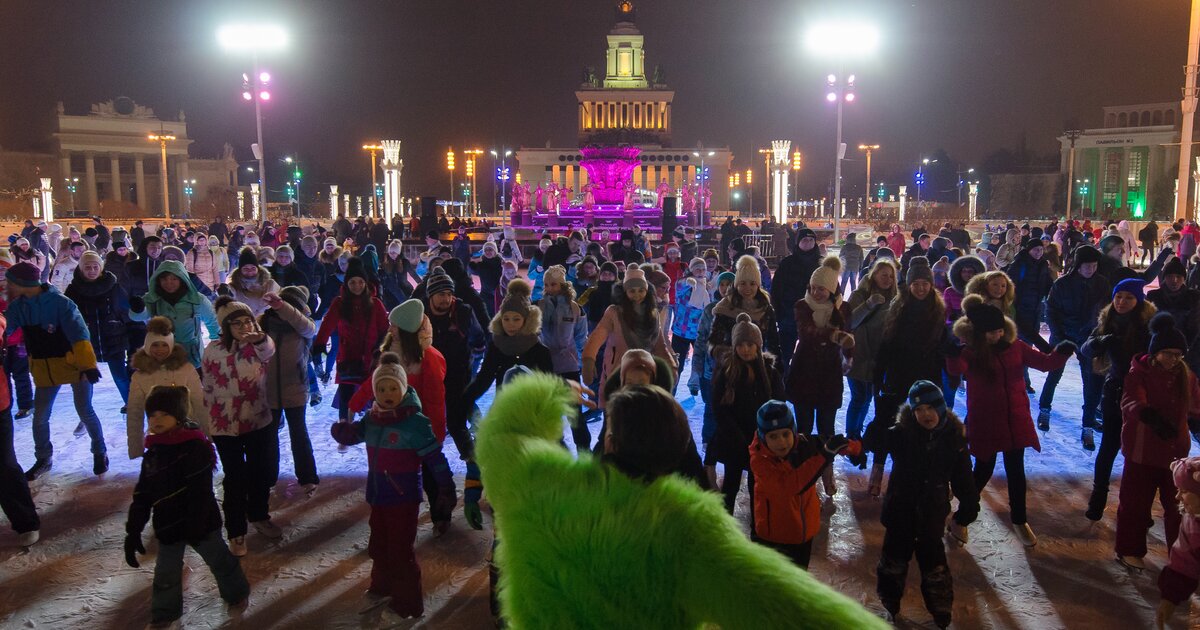 Новогодняя ночь в московском. Очередь на каток ВДНХ. Каток ВДНХ павильон 1.