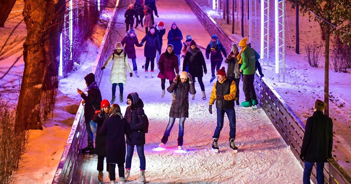 Выходные в москве зимой. Каток в саду имени Баумана, Москва. Бауманский парк каток. Каток парк им Баумана. Парк каток им Баумана Москва.