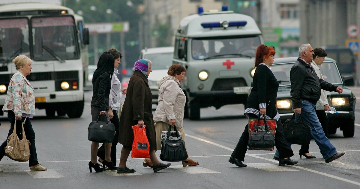 Пешеходы немецкий. Люди на пешеходном переходе. Пешеходы на улице. Люди переходят улицу. Люди идут по пешеходному переходу.