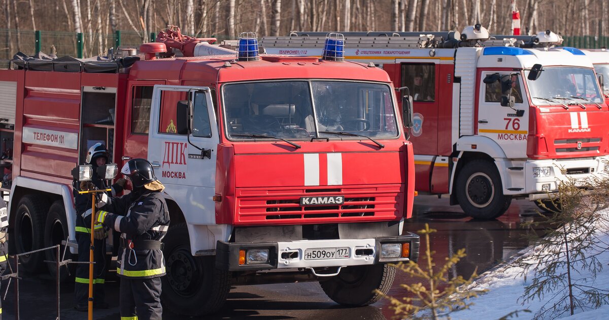 Пожарный 16. В пожарном депо с пожара. Тушения пожаров в парках и депо. Пожарная здание МЧС П Балезино. Пожар в Москве 3 января 2021 года.