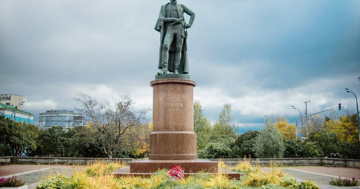 Памятник суворову в москве