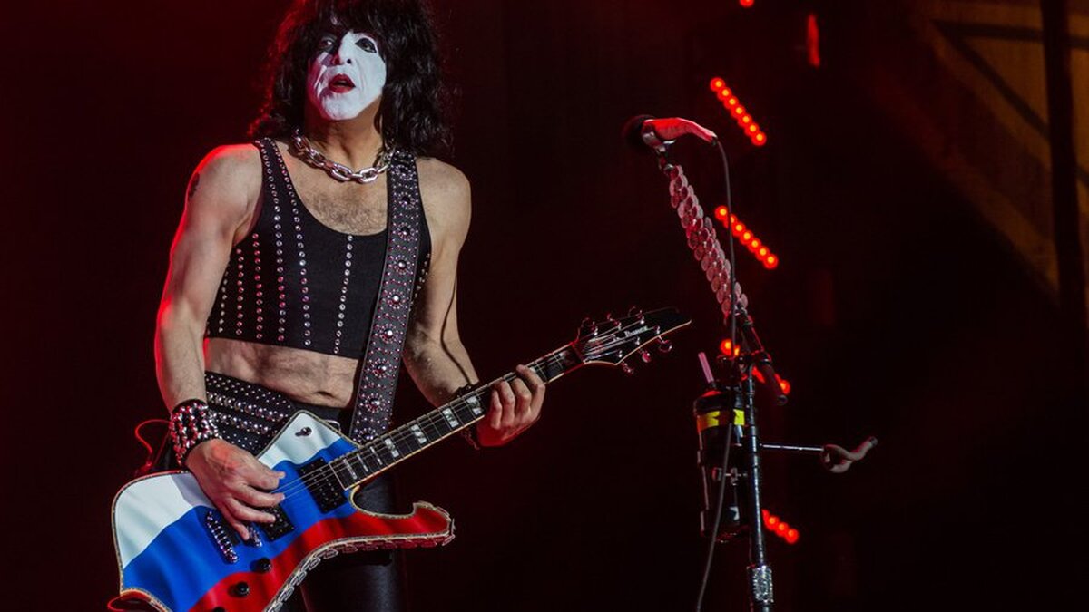 Фронтмен группы Kiss покрасил гитару в цвета российского флага – Москва 24,  02.05.2017