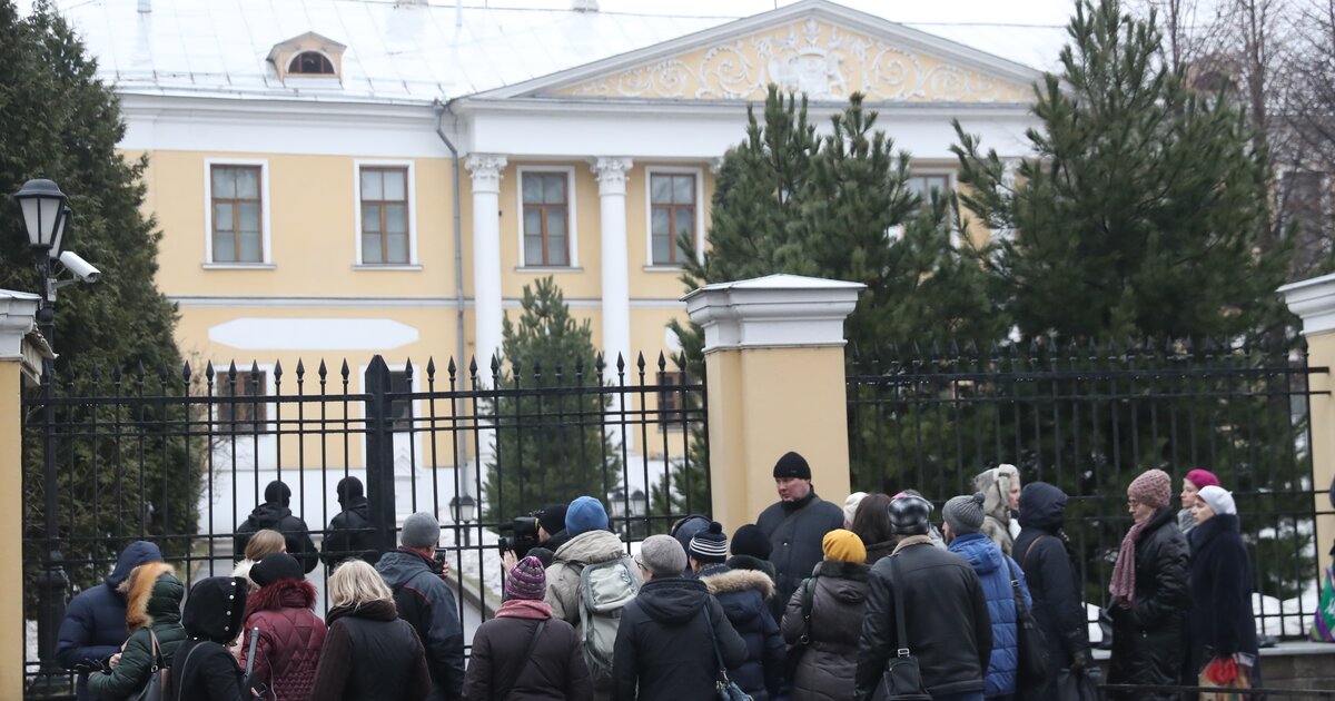 Покинула здание. Стеценко МЦР. Узурпация музей.